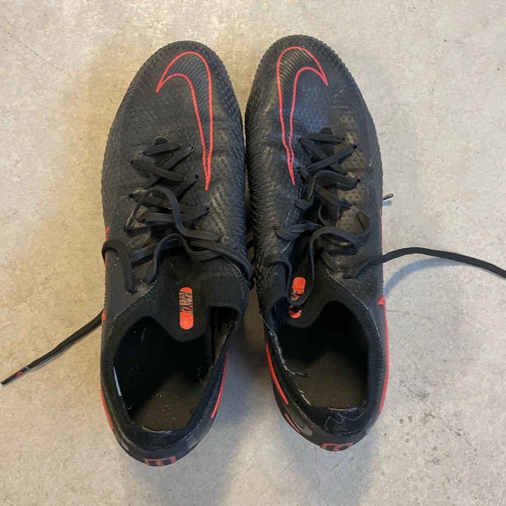 Nike soccer cleats size 8